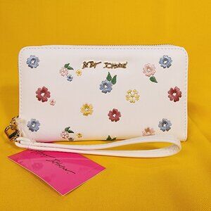 Betsey Johnson White Floral Flower Embroidered Wallet Wristlet Zip Around NEW